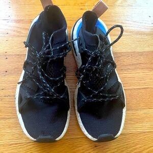 Adidas Die Marke MIT 3 Streifen women’s sneak. Black/blue. Size 7.